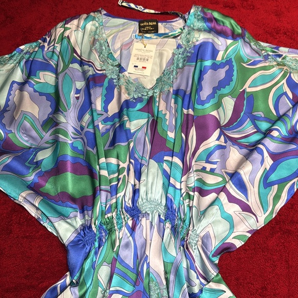 VANITA ROSA PARIS SILK PONCHO
ONE SIZE - Picture 3 of 10